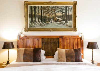 Oakdene Guest House Bed with painting